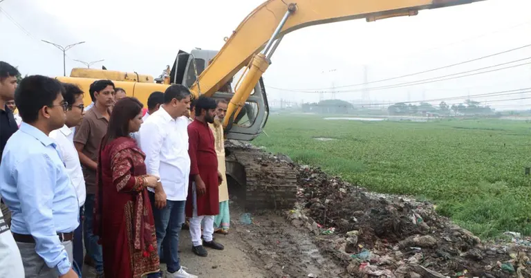 বর্জ্য পরিদর্শন করছেন মীর শাহে আলম